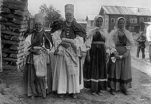 В отличие от замужних женщин старые девы не могли надевать повойники, платки, поневу, кокошники и косынки / Фото: holera-ham.livejournal.com