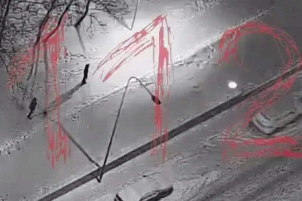 Двое неизвестных закидали петардами машины в новогоднюю ночь в Москве