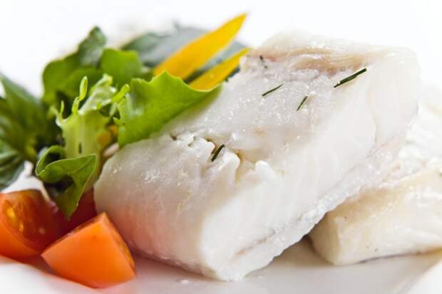 Тушеная белая рыба с овощами