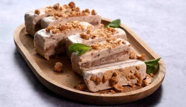 Используйте горячий нож для лёгкой нарезки сладостей. \ Фото: pinterest.com.