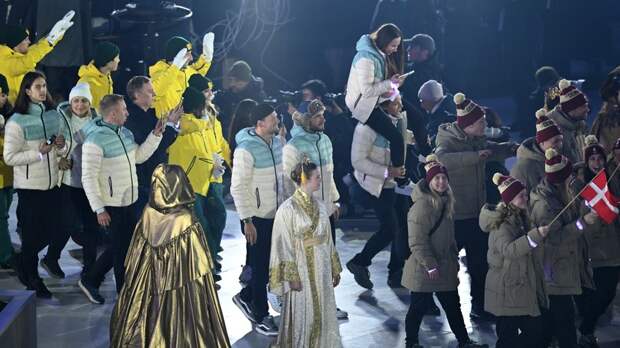 Коростелёв поднял на плечи Непряеву во время парада на закрытии Олимпиады