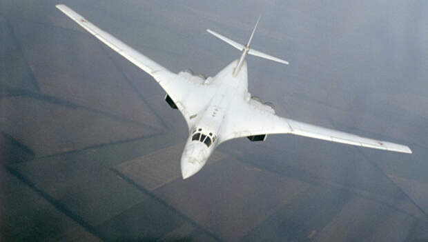 Советский сверхзвуковой стратегический бомбардировщик Ту-160 в воздухе. Архивное фото