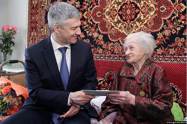 Глава Республики Карелия поздравил петрозаводчанку со столетним юбилеем