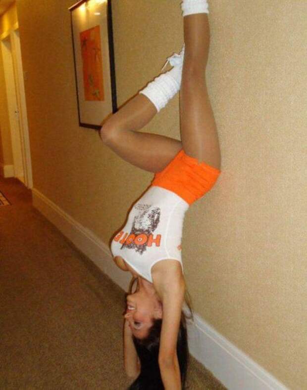 Симпатичные девушки из ресторана HOOTERS (46 фото)