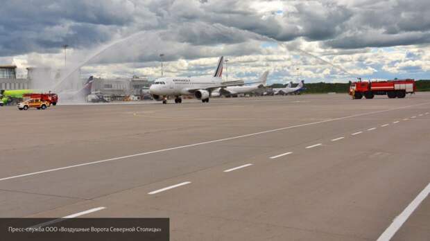 Рейсы компании "Россия", следовавшие в Пулково, ушли на запасной аэродром из-за непогоды 