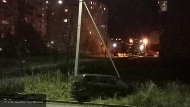 В Великом Новгороде водитель "Рено" влетел в столб
