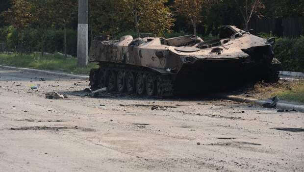 Уничтоженная бронетехника украинской армии на улице Шахтерска