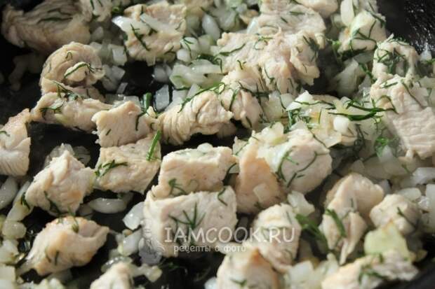 Обжарить курицу с луком и укропом