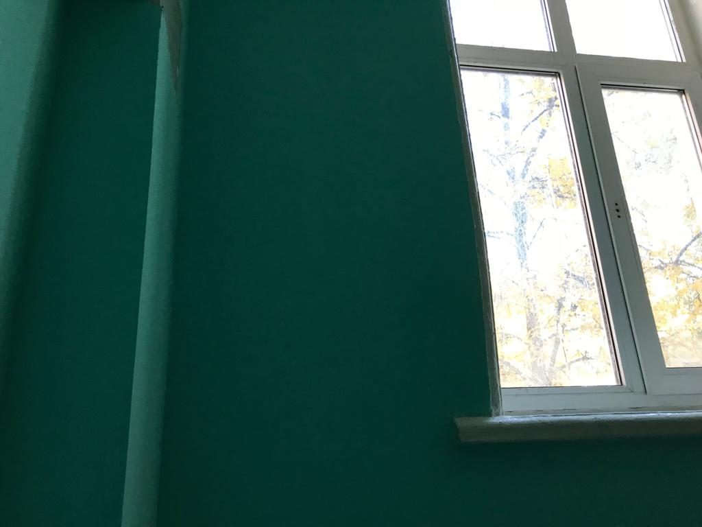 Только после визита Мосжилинспекции в многоквартирном доме привели в порядок места общего пользования