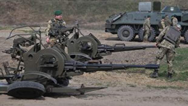 Военнослужащие во время стрельб из спаренной зенитной установки а Яворивском военном полигоне во Львовской области