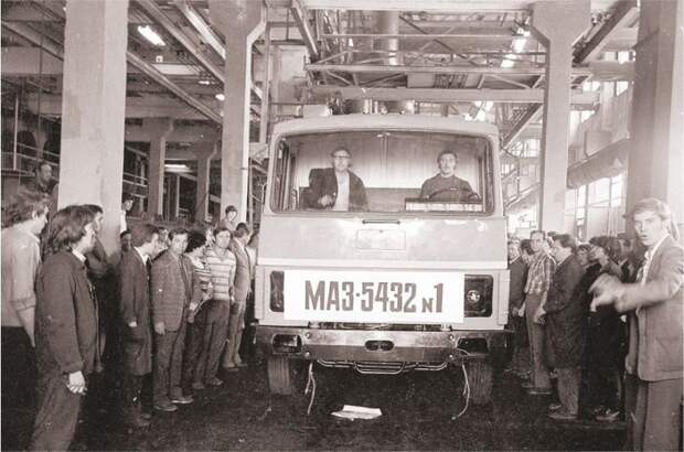 1981-й год: на главном сборочном конвейере Минского автомобильного завода собран первый седельный тягач МАЗ-5432 СССР, авто, автозавод, автомобили, завод, производство, ретро фото, советские автомобили