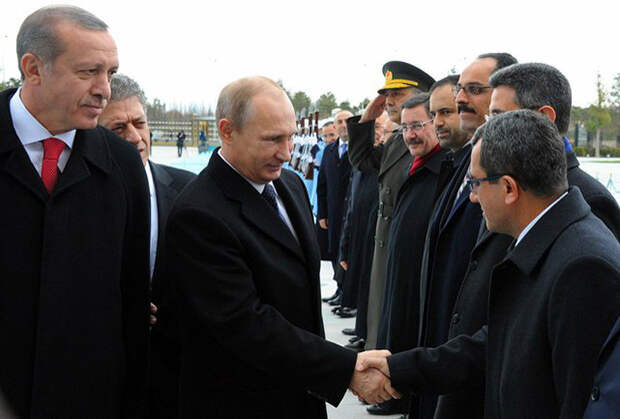 Президент Владимир Путин приветствует членов турецкой делегации