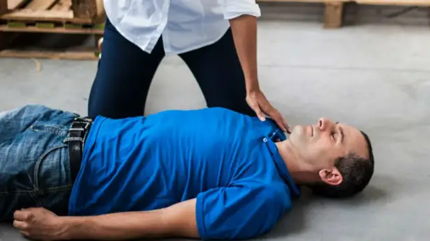 Опасные мифы о первой помощи: что ни в коем случае нельзя делать