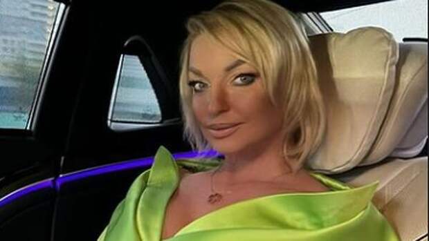 Волочкова привела в свой особняк молодого мужчину на Новый год