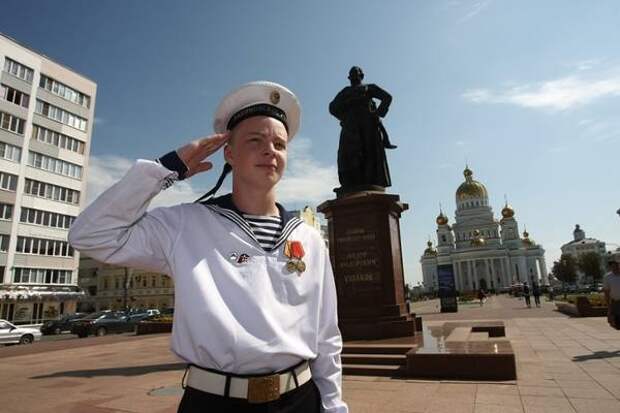 День вмф в библиотеке. С днем ВМФ нахимовцев. Нахимовцы Владивосток. Скульптура нахимовца в СПБ. Статуэтка нахимовцы.