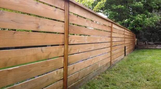 Обновить старый деревянный забор без лишних затрат
