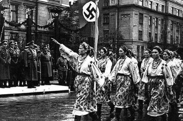 Фотография: Мне так нравится эта картинка, что я использую ее еще раз.  Вот с такими словами: *** Премьер-министр Украины Арсений Яценюк заявляет, что те, кто сегодня разжигает войну против украинского народа, предали павших в борьбе с фашизмом. ***