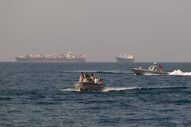 В Иране сообщили о терпящем бедствие судне в Ормузском проливе