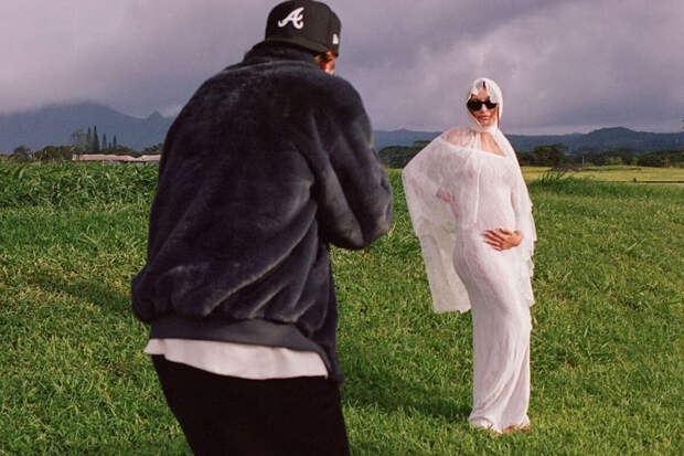 Беременную модель Хейли Бибер засняли в топе на прогулке с мужем Джастином