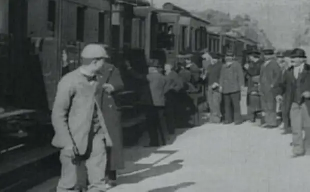 Снявший прибытие поезда. Прибытие поезда на вокзал ла-СИОТЫ 1895 Г.