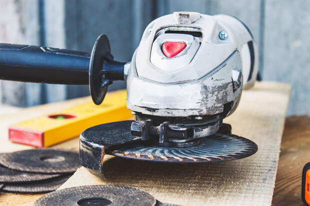 Российская студентка с помощью школьницы и болгарки обчистила чужой сейф