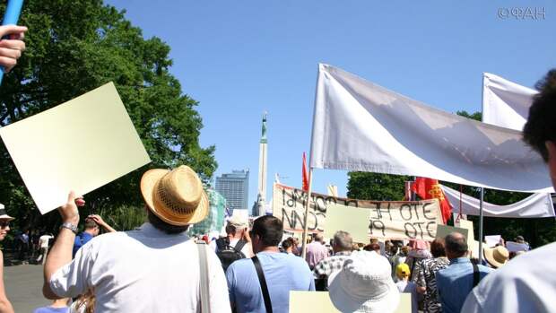 Правительство Латвии — на помойку! Русский марш по центру Риги С такого ракурса памятник Свободы в Риге виден, обычно, во время шествия в честь легионеров Waffen SS. Но русские 2 июня пошли дальше — к зданию правительства