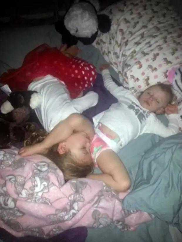Видео сестры спящие пьяные. Спящие домашнее. Спящие дети в детском доме. Голопопые детишки спят.