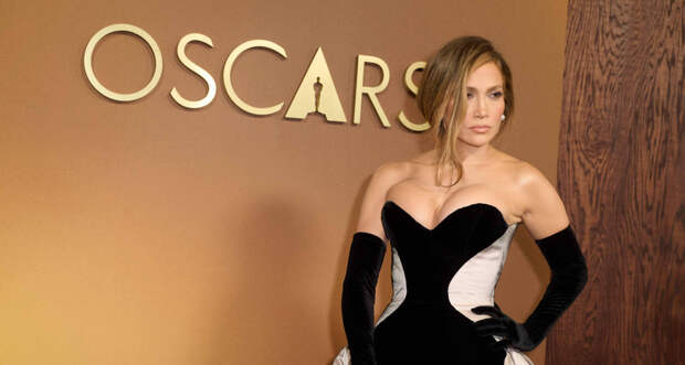 Певица Дженнифер Лопес снялась в коротком топе с декольте и легинсах