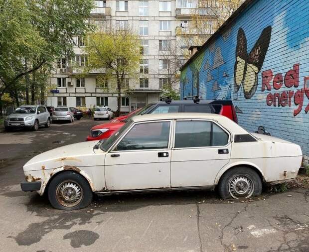 Автомобиль мафиози: бронированная Alfa Romeo Alfetta гниет под открытым небом в Москве