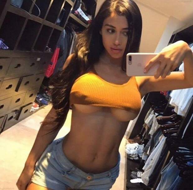 Красивые девушки и их underboob засветы