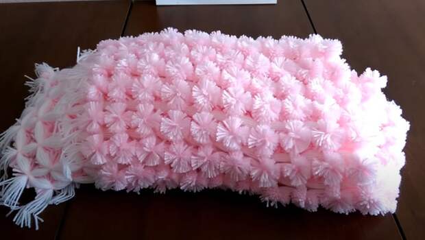 Мастерица создала симпатичное одеяло без шитья и вязания. Результат выше всяческих похвал