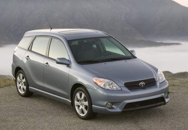 Японский хэтчбек Toyota Matrix 2006 года. | Фото: cheatsheet.com.