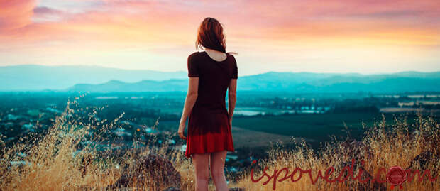 одинокая девушка смотрит на рассвет