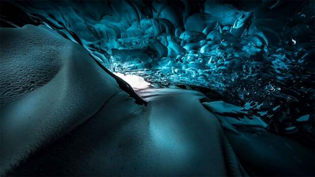Волшебство ледяных пещер Исландии, запечатленное на камеру