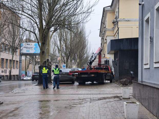 Начали эвакуировать машины за неправильную парковку
