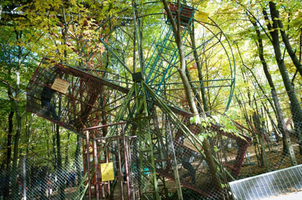 Итальянец построил парк аттракционов в лесу