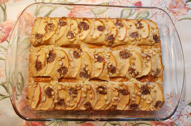 Яблочная коврижка с кедровыми орехами