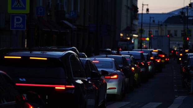 Загруженность дорог в Москве достигла восьми баллов