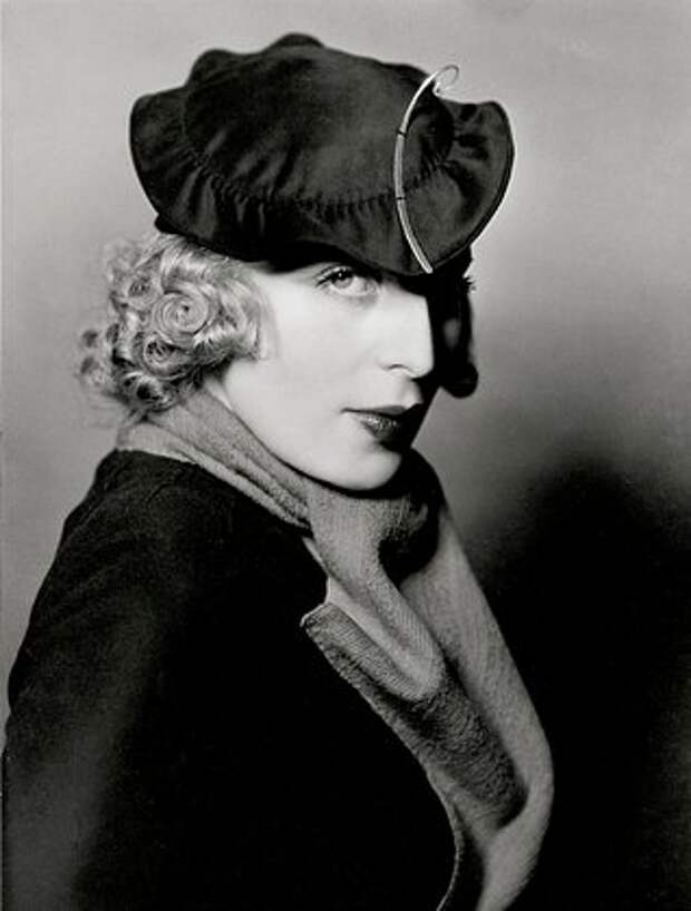 Tamara de Lempicka, french-polish painter with a hat designed by Rose Descat, Paris. Photography 1932