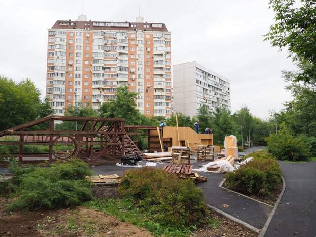 Монтаж игрового комплекса. Фото: «Москва. Северо-Запад»