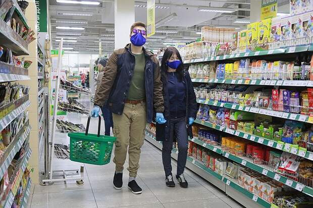 Чтобы заставить россиян носить маски, властям в регионах приходится закручивать гайки
