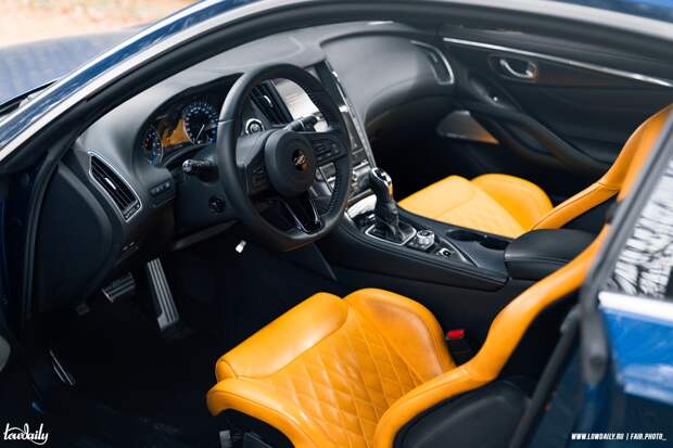 Интерьер Infiniti Q60S с ковшами и рулём Fairlady Z