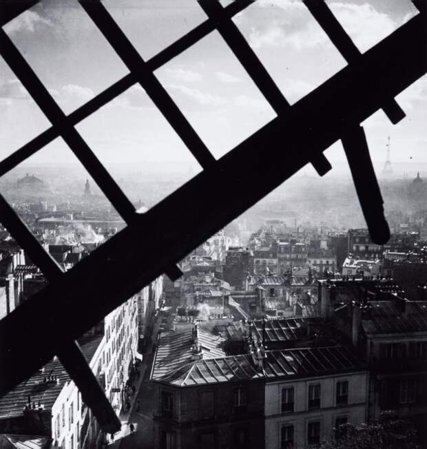 Ветряная мельница, расположенная в верхней части района Монмартр в Париже в 1938 году.