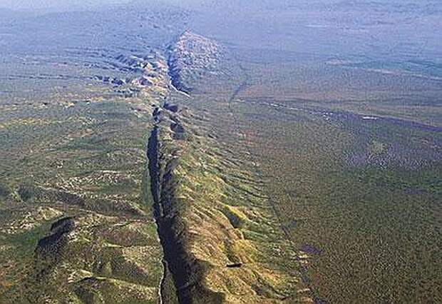 На поверхности Земли линеамент выглядит, как этот разлом в Калифорнии. Фото: Tom Bean (CORBIS fotosa.ru).