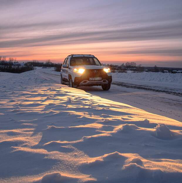 LADA Niva Travel   на фоне красивого заката