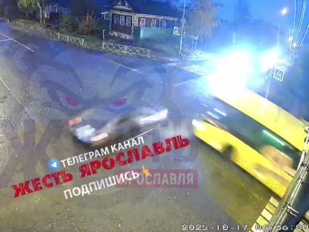 Два человека пострадали при столкновении легковушки и желтого автобуса в Угличе