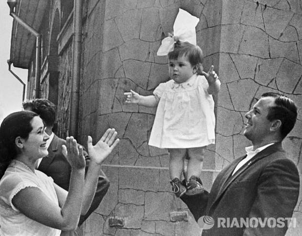 1074 Юрий Гагарин с женой и дочкой на отдыхе в Крыму.jpg