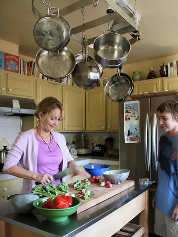 Cookery lesson. Висячие сковородки на кухне. Сковородки висят на кухне. Кухня с висячими кастрюлями. Кастрюли висят на кухне.