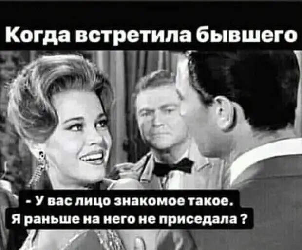 Задыхаясь, вбегает мужик на набережную, забрасывает свой чемодан...