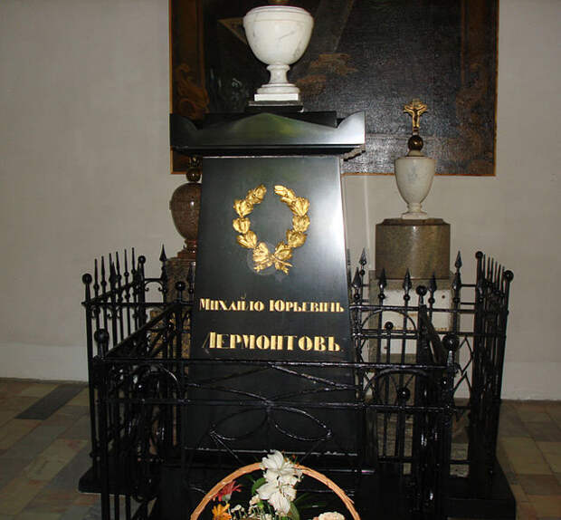 Надгробный памятник на могиле М. Ю. Лермонтова в Тарханах.